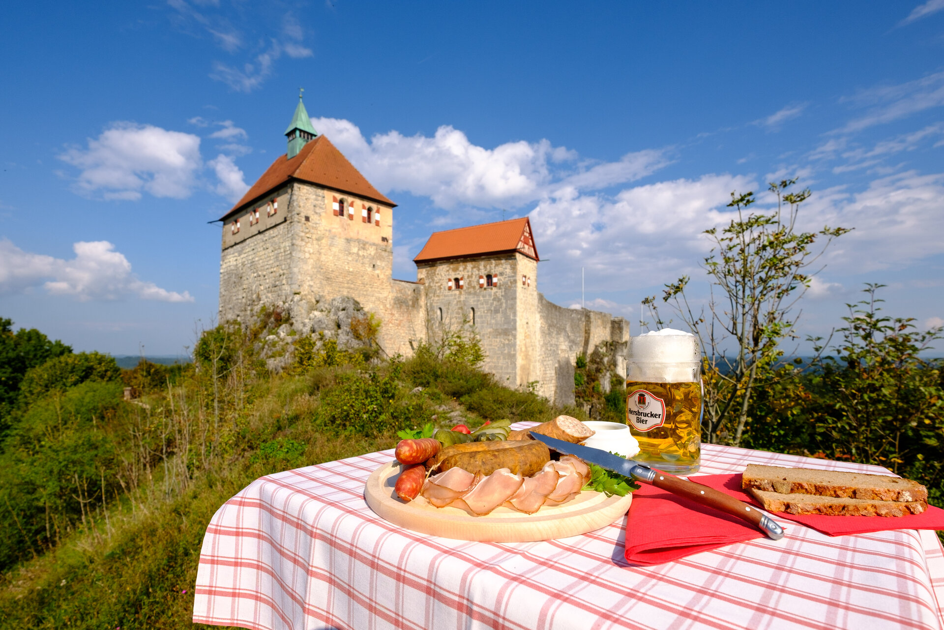 Brotzeit mit Blick auf Burg Hohenstein