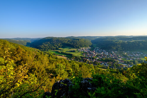 Landschaftspanorama vom Wachtfels Förrenbach mit Hügeln und Orten