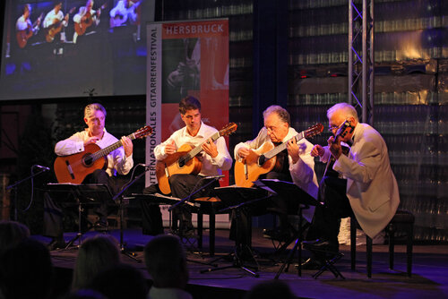 Das berühmte Gitarrenquartett spielen bei ihrem 50jährigen Bühnenjubiläum beim Internationalen Gitarrenfestival Hersbruck.