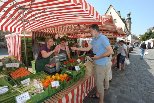 Einkaufen am Gemüsestand auf dem Wochenmarkt in Lauf