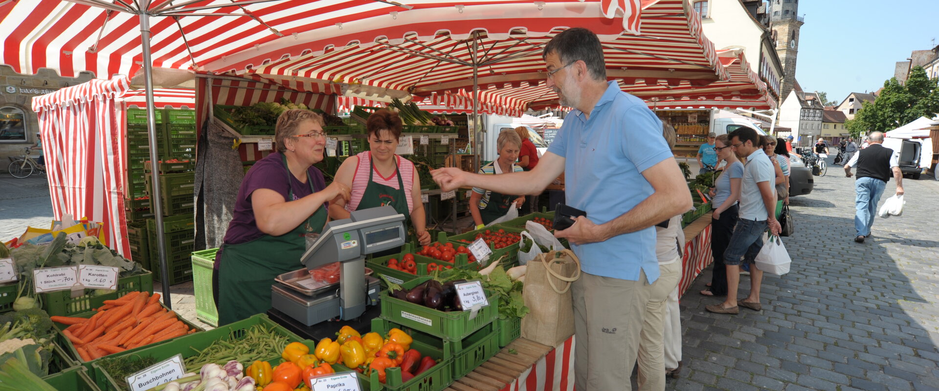 Einkaufen am Gemüsestand auf dem Wochenmarkt in Lauf